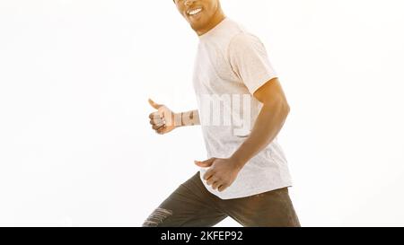Seitenansicht. Lächelnder hübscher Kerl, der Daumen nach oben zeigt Stockfoto
