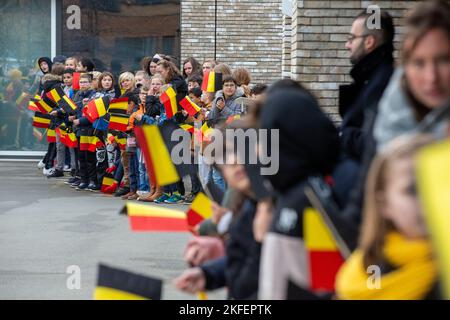 Sint-Agatha-Berchem/Berchem-Sainte-Agathe, Brüssel. ,18. November 2022, Abbildung zeigt Schülerinnen und Schüler, die auf die Ankunft der Königin warten, um eine Lesesitzung der belgischen Königin an der Grundschule für Sonderpädagogik „VGC Kasterlinden“ zu besuchen, für die Woche des Vorlesens, Freitag, 18. November 2022, in Sint-Agatha-Berchem/ Berchem-Sainte-Agathe, Brüssel. Nach der Lesung wird die Königin an einem runden Tisch zum Thema „Lesen für und für Menschen mit Sehbehinderung“ teilnehmen. BELGA FOTO NICOLAS MAETERLINCK Stockfoto