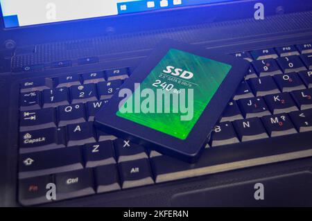 SSD-Laufwerke sind heutzutage sehr beliebt, SSDs werden auf Laptops platziert. Stockfoto