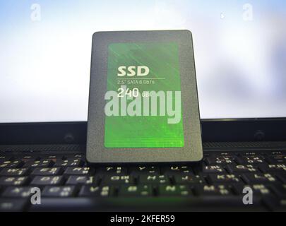 SSD-Laufwerke sind heutzutage sehr beliebt, SSDs werden auf Laptops platziert (Nahaufnahme) Stockfoto