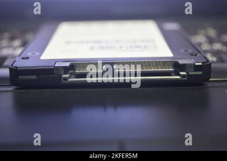 SSD-Laufwerke sind heutzutage sehr beliebt, SSDs werden auf Laptops platziert (Nahaufnahme) Stockfoto