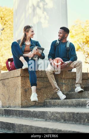 Studenten, entspannen und Freunde in College-Park für Studium, Bildung und glückliches Lernen. Universität, Frau mit Büchern und afrikanischer Sportmann oder Universität Stockfoto