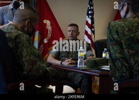 US Marine Corps Brig. General Fridrik Fridriksson, stellvertretender Kommandogeneral der III. Marine Expeditionary Force, spricht mit der Japan Ground Self-Defense Force Maj. General Shingo Nashinoki, Kommandogeneral der Amphibious Rapid Deployment Brigade in Camp Courtney, Okinawa, Japan, 13. September 2022. Nashinoki besuchte Fridriksson, um sich bei zukünftigen bilateralen Übungen weiter zu koordinieren. Stockfoto