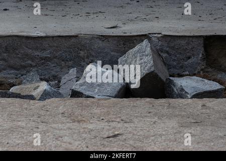 Betonschutt in einem Graben auf einer Baustelle Stockfoto