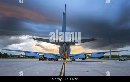 Master-Sgt. David Thomas, Crewchef auf der KC-135 Stratotanker der 127. Air Betanking Group, Selfridge Air National Guard Base, Michigan, bereitet das Flugzeug auf eine morgendliche Mission am 13. September 2022 vor. Der KC-135 wird von der 127. Air Betanking Group betrieben, von der 171. Air Betankungsschwadron geflogen und von der 191. Maintenance Squadron gewartet. Voll beladen kann ein KC-135 bis zu 203.000 Pfund Kraftstoff halten. An einem typischen Tag liegt die durchschnittliche Last bei etwa 40.000 Pfund oder 5.900 Gallonen Kraftstoff. Die Menge an Kraftstoff, die ein Jet erhält, hängt davon ab, was die Mission benötigt. Stockfoto