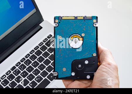 Festplatten sind immer noch weit verbreitet, Festplatten in der Hand. Stockfoto