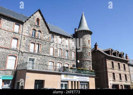 Saint Flour Kathedrale,Basaltstein,Gotik,Stil,Kathedrale Saint Pierre de Saint Fleur,at,at,Saint-Flour, St Flour,Saint Flour,attraktiv,mittelalterlich,Dorf,ist eine,Gemeinschaft, im, Kantal, Departement, im, Auvergne, Region, Auvergne-Rhône-Alpes, Frankreich, in, Südmittelfrankreich, Rund 100 km südlich von Clermont-Ferrand. In der Nähe,A75,frei,Autoroute, Frankreich,Frankreich,Europa,Europa, ist die Stadt in zwei verschiedene Teile unterteilt - eine obere Stadt auf einer Felsklippe über dem Fluss und eine untere Stadt. Herrliche Kathedrale, die stolz auf 892m m (die höchste in Europa) im Herzen der Altstadt liegt. Stockfoto