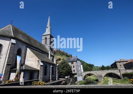 Saint Flour Kathedrale,Basaltstein,Gotik,Stil,Kathedrale Saint Pierre de Saint Fleur,at,at,Saint-Flour, St Flour,Saint Flour,attraktiv,mittelalterlich,Dorf,ist eine,Gemeinschaft, im, Kantal, Departement, im, Auvergne, Region, Auvergne-Rhône-Alpes, Frankreich, in, Südmittelfrankreich, Rund 100 km südlich von Clermont-Ferrand. Nahe,A75,frei,Autoroute, Frankreich, Frankreich, Europa, Europa, die Stadt ist in zwei verschiedene Teile unterteilt - eine obere Stadt, die auf einer felsigen Klippe über dem Fluss liegt, und eine untere Stadt. Eglise Sainte Christine, Kirche Saint Christine, in der unteren Stadt. Stockfoto