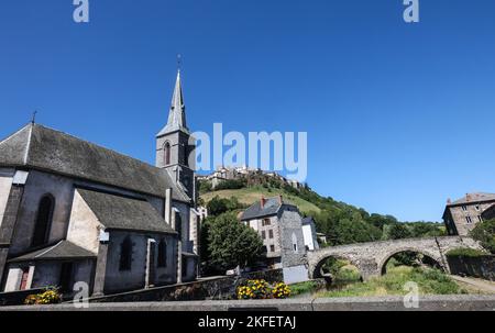 Saint Flour Kathedrale,Basaltstein,Gotik,Stil,Kathedrale Saint Pierre de Saint Fleur,at,at,Saint-Flour, St Flour,Saint Flour,attraktiv,mittelalterlich,Dorf,ist eine,Gemeinschaft, im, Kantal, Departement, im, Auvergne, Region, Auvergne-Rhône-Alpes, Frankreich, in, Südmittelfrankreich, Rund 100 km südlich von Clermont-Ferrand. Nahe,A75,frei,Autoroute, Frankreich, Frankreich, Europa, Europa, die Stadt ist in zwei verschiedene Teile unterteilt - eine obere Stadt, die auf einer felsigen Klippe über dem Fluss liegt, und eine untere Stadt. Eglise Sainte Christine, Kirche Saint Christine, in der unteren Stadt. Stockfoto