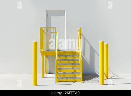 Blaues Wasser und eine Schwimmbadleiter Stockfoto