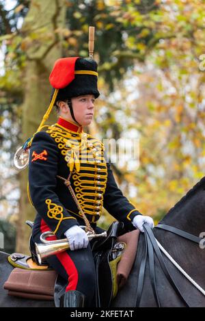 Kings Truppe, Royal Horse Artillery, führte einen 41 Kanonengruß zum Geburtstag von König Charles III in Green Park, London, Großbritannien, durch. Weibliche Buglerin, Reiten Stockfoto