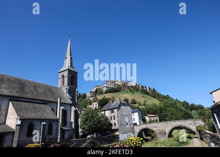 Saint Flour Kathedrale,Basaltstein,Gotik,Stil,Kathedrale Saint Pierre de Saint Fleur,at,at,Saint-Flour, St Flour,Saint Flour,attraktiv,mittelalterlich,Dorf,ist eine,Gemeinschaft, im, Kantal, Departement, im, Auvergne, Region, Auvergne-Rhône-Alpes, Frankreich, in, Südmittelfrankreich, Rund 100 km südlich von Clermont-Ferrand. Nahe,A75,frei,Autoroute, Frankreich, Frankreich, Europa, Europa, die Stadt ist in zwei verschiedene Teile unterteilt - eine obere Stadt, die auf einer felsigen Klippe über dem Fluss liegt, und eine untere Stadt. Eglise Sainte Christine, Kirche Saint Christine, in der unteren Stadt. Stockfoto