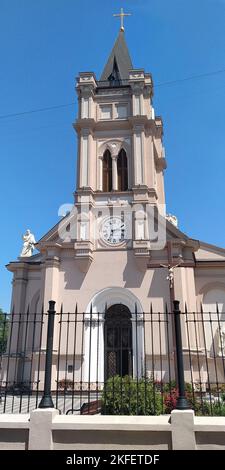 ODESSA, UKRAINE - 27. JUNI 2019: Dies ist die katholische Kathedrale der Himmelfahrt der Jungfrau Maria in der Innenstadt. Stockfoto