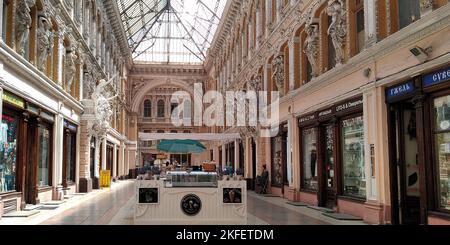 ODESSA, UKRAINE - 16. JUNI 2019: Dies ist der Innenhof des historischen Passage-Gebäudes, das im neobarocken Stil erbaut wurde. Stockfoto