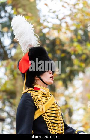 Die weibliche Offizierin der Königstruppe, Royal Horse Artillery, ruft Befehle bei einem Waffengruß von 41 zum Geburtstag von König Charles III. In Green Park, London, Großbritannien Stockfoto