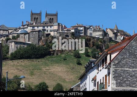 Saint Flour Kathedrale,Basaltstein,Gotik,Stil,Kathedrale Saint Pierre de Saint Fleur,at,at,Saint-Flour, St Flour,Saint Flour,attraktiv,mittelalterlich,Dorf,ist eine,Gemeinschaft, im, Kantal, Departement, im, Auvergne, Region, Auvergne-Rhône-Alpes, Frankreich, in, Südmittelfrankreich, Rund 100 km südlich von Clermont-Ferrand. In der Nähe,A75,frei,Autoroute, Frankreich,Frankreich,Europa,Europa, ist die Stadt in zwei verschiedene Teile unterteilt - eine obere Stadt auf einer Felsklippe über dem Fluss und eine untere Stadt. Herrliche Kathedrale, die stolz auf 892m m (die höchste in Europa) im Herzen der Altstadt liegt. Stockfoto