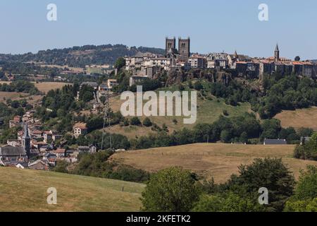 Saint Flour Kathedrale,Basaltstein,Gotik,Stil,Kathedrale Saint Pierre de Saint Fleur,at,at,Saint-Flour, St Flour,Saint Flour,attraktiv,mittelalterlich,Dorf,ist eine,Gemeinschaft, im, Kantal, Departement, im, Auvergne, Region, Auvergne-Rhône-Alpes, Frankreich, in, Südmittelfrankreich, Rund 100 km südlich von Clermont-Ferrand. In der Nähe,A75,frei,Autoroute, Frankreich,Frankreich,Europa,Europa, ist die Stadt in zwei verschiedene Teile unterteilt - eine obere Stadt auf einer Felsklippe über dem Fluss und eine untere Stadt. Herrliche Kathedrale, die stolz auf 892m m (die höchste in Europa) im Herzen der Altstadt liegt. Stockfoto