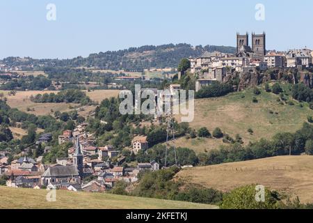 Saint Flour Kathedrale,Basaltstein,Gotik,Stil,Kathedrale Saint Pierre de Saint Fleur,at,at,Saint-Flour, St Flour,Saint Flour,attraktiv,mittelalterlich,Dorf,ist eine,Gemeinschaft, im, Kantal, Departement, im, Auvergne, Region, Auvergne-Rhône-Alpes, Frankreich, in, Südmittelfrankreich, Rund 100 km südlich von Clermont-Ferrand. In der Nähe,A75,frei,Autoroute, Frankreich,Frankreich,Europa,Europa, ist die Stadt in zwei verschiedene Teile unterteilt - eine obere Stadt auf einer Felsklippe über dem Fluss und eine untere Stadt. Herrliche Kathedrale, die stolz auf 892m m (die höchste in Europa) im Herzen der Altstadt liegt. Stockfoto