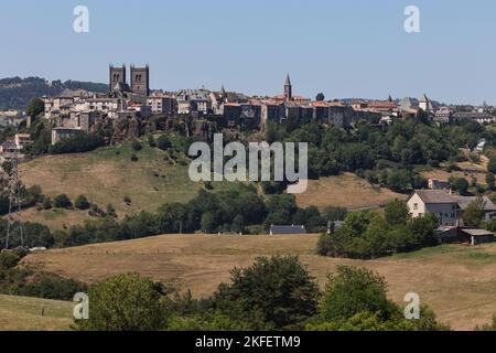 Saint Flour Kathedrale,Basaltstein,Gotik,Stil,Kathedrale Saint Pierre de Saint Fleur,at,at,Saint-Flour, St Flour,Saint Flour,attraktiv,mittelalterlich,Dorf,ist eine,Gemeinschaft, im, Kantal, Departement, im, Auvergne, Region, Auvergne-Rhône-Alpes, Frankreich, in, Südmittelfrankreich, Rund 100 km südlich von Clermont-Ferrand. In der Nähe,A75,frei,Autoroute, Frankreich,Frankreich,Europa,Europa, ist die Stadt in zwei verschiedene Teile unterteilt - eine obere Stadt auf einer Felsklippe über dem Fluss und eine untere Stadt. Herrliche Kathedrale, die stolz auf 892m m (die höchste in Europa) im Herzen der Altstadt liegt. Stockfoto