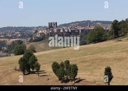 Saint Flour Kathedrale,Basaltstein,Gotik,Stil,Kathedrale Saint Pierre de Saint Fleur,at,at,Saint-Flour, St Flour,Saint Flour,attraktiv,mittelalterlich,Dorf,ist eine,Gemeinschaft, im, Kantal, Departement, im, Auvergne, Region, Auvergne-Rhône-Alpes, Frankreich, in, Südmittelfrankreich, Rund 100 km südlich von Clermont-Ferrand. In der Nähe,A75,frei,Autoroute, Frankreich,Frankreich,Europa,Europa, ist die Stadt in zwei verschiedene Teile unterteilt - eine obere Stadt auf einer Felsklippe über dem Fluss und eine untere Stadt. Herrliche Kathedrale, die stolz auf 892m m (die höchste in Europa) im Herzen der Altstadt liegt. Stockfoto