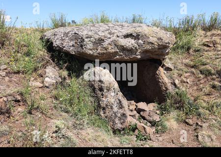 Dolmen,oben,Saint-Flour, St Flour,Saint Flour,attraktiv,mittelalterlich,Dorf,ist eine,Gemeinde, im, Kantal, Departement, im, Auvergne, Region, Auvergne-Rhône-Alpes, Frankreich, in, Südmittelfrankreich, Rund 100 km südlich von Clermont-Ferrand. In der Nähe,A75,frei,Autoroute, Frankreich,Frankreich,Europa,Europa, ist die Stadt in zwei verschiedene Teile unterteilt - eine obere Stadt auf einer Felsklippe über dem Fluss und eine untere Stadt. Herrliche Kathedrale, die stolz mit 892m m (die höchste in Europa) im Herzen der Altstadt liegt Stockfoto