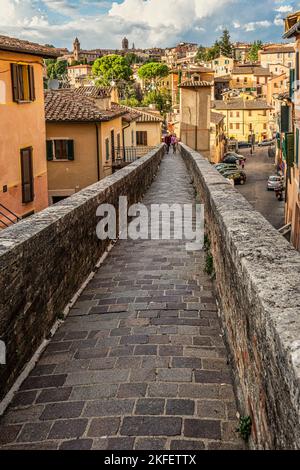 Panoramablick auf das historische Aquädukt, das die Fußgängerzone entlang der antiken Via Appia im historischen Zentrum von Perugia bildet. Perugia, Umbri Stockfoto