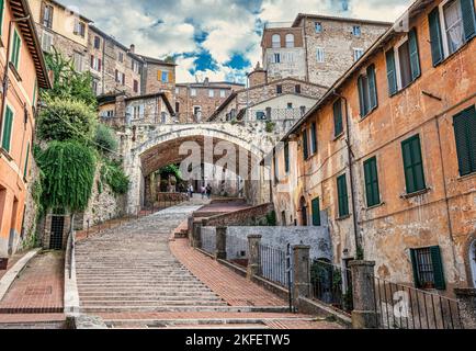 Panoramablick auf das historische Aquädukt, das die Fußgängerzone entlang der antiken Via Appia im historischen Zentrum von Perugia bildet. Perugia, Umbri Stockfoto