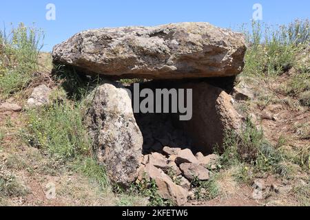 Dolmen,oben,Saint-Flour, St Flour,Saint Flour,attraktiv,mittelalterlich,Dorf,ist eine,Gemeinde, im, Kantal, Departement, im, Auvergne, Region, Auvergne-Rhône-Alpes, Frankreich, in, Südmittelfrankreich, Rund 100 km südlich von Clermont-Ferrand. In der Nähe,A75,frei,Autoroute, Frankreich,Frankreich,Europa,Europa, ist die Stadt in zwei verschiedene Teile unterteilt - eine obere Stadt auf einer Felsklippe über dem Fluss und eine untere Stadt. Herrliche Kathedrale, die stolz mit 892m m (die höchste in Europa) im Herzen der Altstadt liegt Stockfoto