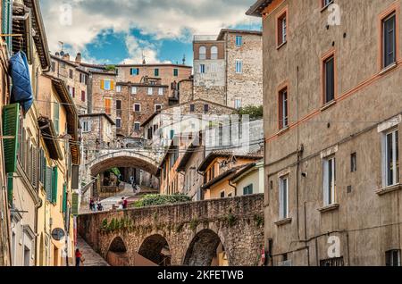 Panoramablick auf das historische Aquädukt, das die Fußgängerzone entlang der antiken Via Appia im historischen Zentrum von Perugia bildet. Perugia, Umbri Stockfoto