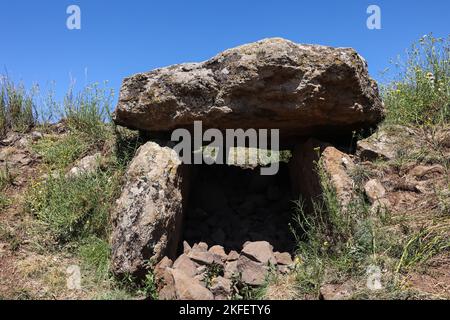 Dolmen,oben,Saint-Flour, St Flour,Saint Flour,attraktiv,mittelalterlich,Dorf,ist eine,Gemeinde, im, Kantal, Departement, im, Auvergne, Region, Auvergne-Rhône-Alpes, Frankreich, in, Südmittelfrankreich, Rund 100 km südlich von Clermont-Ferrand. In der Nähe,A75,frei,Autoroute, Frankreich,Frankreich,Europa,Europa, ist die Stadt in zwei verschiedene Teile unterteilt - eine obere Stadt auf einer Felsklippe über dem Fluss und eine untere Stadt. Herrliche Kathedrale, die stolz mit 892m m (die höchste in Europa) im Herzen der Altstadt liegt Stockfoto