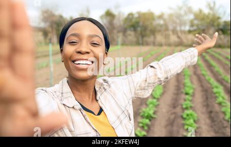 Landwirtschaft, Frau und Selfie für Gemüse, Pflanzenwachstum und Qualitätsernte für Gesundheit und Wohlbefinden. Landwirtschaft, Porträt und schwarze Frau glücklich Stockfoto