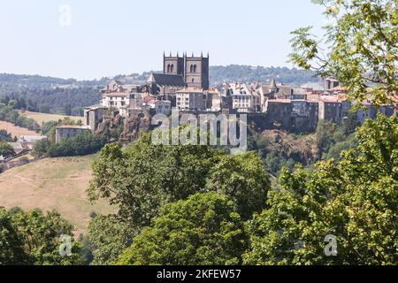 Saint Flour Kathedrale,Basaltstein,Gotik,Stil,Kathedrale Saint Pierre de Saint Fleur,at,at,Saint-Flour, St Flour,Saint Flour,attraktiv,mittelalterlich,Dorf,ist eine,Gemeinschaft, im, Kantal, Departement, im, Auvergne, Region, Auvergne-Rhône-Alpes, Frankreich, in, Südmittelfrankreich, Rund 100 km südlich von Clermont-Ferrand. In der Nähe,A75,frei,Autoroute, Frankreich,Frankreich,Europa,Europa, ist die Stadt in zwei verschiedene Teile unterteilt - eine obere Stadt auf einer Felsklippe über dem Fluss und eine untere Stadt. Herrliche Kathedrale, die stolz auf 892m m (die höchste in Europa) im Herzen der Altstadt liegt. Stockfoto