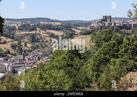 Saint Flour Kathedrale,Basaltstein,Gotik,Stil,Kathedrale Saint Pierre de Saint Fleur,at,at,Saint-Flour, St Flour,Saint Flour,attraktiv,mittelalterlich,Dorf,ist eine,Gemeinschaft, im, Kantal, Departement, im, Auvergne, Region, Auvergne-Rhône-Alpes, Frankreich, in, Südmittelfrankreich, Rund 100 km südlich von Clermont-Ferrand. In der Nähe,A75,frei,Autoroute, Frankreich,Frankreich,Europa,Europa, ist die Stadt in zwei verschiedene Teile unterteilt - eine obere Stadt auf einer Felsklippe über dem Fluss und eine untere Stadt. Herrliche Kathedrale, die stolz auf 892m m (die höchste in Europa) im Herzen der Altstadt liegt. Stockfoto