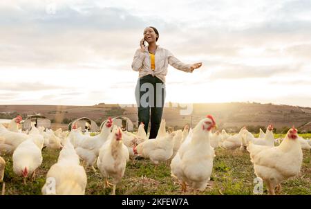Huhn, Landwirt und schwarze Frau mit Smartphone, Telefonanruf für Hühnerzucht und Landwirtschaft. Landwirtschaftlicher Geflügel und Bio-Freilandhaltung Stockfoto