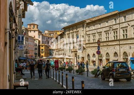 Historische, mittelalterliche Paläste und Häuser auf der Piazza Giacomo Matteotti oder der Piazza Grande in Perugia. Perugia, Umbrien, Italien, Europa Stockfoto