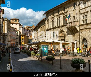 Historische, mittelalterliche Paläste und Häuser auf der Piazza Giacomo Matteotti oder der Piazza Grande in Perugia. Perugia, Umbrien, Italien, Europa Stockfoto