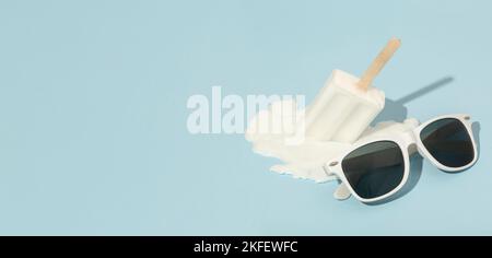 White Ice Cream mit Sonnenbrille schmilzt auf einem pastellrosa Hintergrund. Minimales Sommerkonzept. Stockfoto