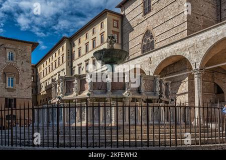 Fontana Maggiore auf der Piazza IV Novembre. Facettenreicher Brunnen aus dem 13.. Jahrhundert auf dem Stadtplatz mit Basreliefs, die verschiedene Veranstaltungen darstellen. Perugia Stockfoto