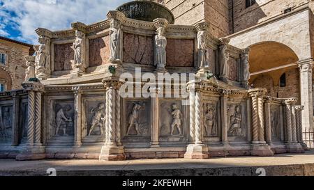 Fontana Maggiore auf der Piazza IV Novembre. Facettenreicher Brunnen aus dem 13.. Jahrhundert auf dem Stadtplatz mit Basreliefs, die verschiedene Veranstaltungen darstellen. Perugia Stockfoto