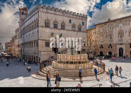 Blick auf die spektakuläre Piazza IV Novembre, den Hauptplatz von Perugia, mit dem Palazzo dei Priori und der Fontana Maggiore. Perugia, Umbrien, Italien Stockfoto