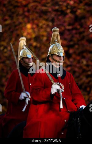 Mitglieder der Household Cavalry reiten in Westminster, London. Bilddatum: Freitag, 18. November 2022. Stockfoto