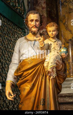 Kathedrale von San Lorenzo. Die Statue von St. Joseph und das Jesuskind in der Kapelle von St. Joseph. Perugia, Umbrien, Italien, Europa Stockfoto