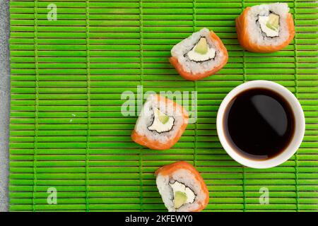 Sushi-Set Sashimi und Sushi-Brötchen auf Steinschiefer. Hochwertige Fotos Stockfoto