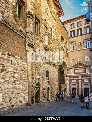 Touristen in der Via della Maestà delle Volte in Perugia. Charakteristische Straße im historischen Zentrum mit mittelalterlichen Gebäuden. Perugia, Italien Stockfoto