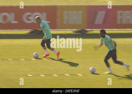 Turin, Italien, 18.. November 2022. Antony und Vinicius Jr während einer brasilianischen Trainingseinheit im Juventus Training Center, Turin. Bilddatum: 18.. November 2022. Bildnachweis sollte lauten: Jonathan Moscrop/Sportimage Stockfoto