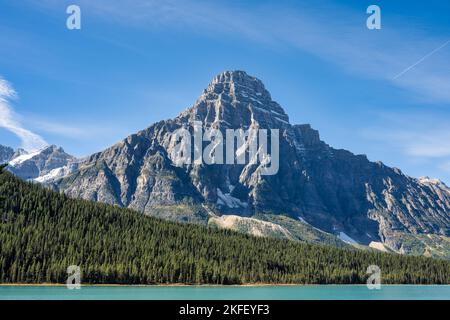 Der zerklüftete Gipfel des Mount Chephren an den Waterfowl Lakes entlang des Icefields Parkway im Banff National Park. Stockfoto