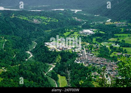 Berglandschaft bei Ampezzo, Friaul-Julisch Venetien, Italien, entlang der Straße zum Pura-Pass im Sommer Stockfoto