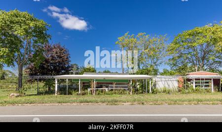 Verlassene Stätte des alten Hay Ground Market in Bridgehampton, NY Stockfoto