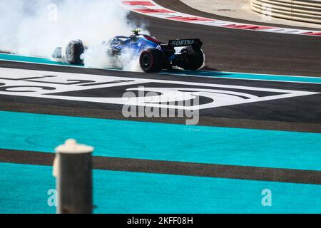 Vereinigte Arabische Emirate. 18.. November 2022. Logan Sargeant von Williams dreht am 1 18. November 2022 in Abu Dhabi, Vereinigte Arabische Emirate, während des Trainings 1 des Formel 1 Abu Dhabi Grand Prix auf dem Yas Marina Circuit. (Bild: © Beata Zawrzel/ZUMA Press Wire) Stockfoto