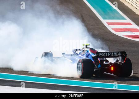 Vereinigte Arabische Emirate. 18.. November 2022. Logan Sargeant von Williams dreht am 1 18. November 2022 in Abu Dhabi, Vereinigte Arabische Emirate, während des Trainings 1 des Formel 1 Abu Dhabi Grand Prix auf dem Yas Marina Circuit. (Bild: © Beata Zawrzel/ZUMA Press Wire) Stockfoto